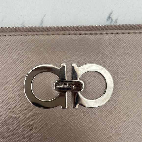 Salvatore Ferragamo beautiful pouch - Picture 4 of 9